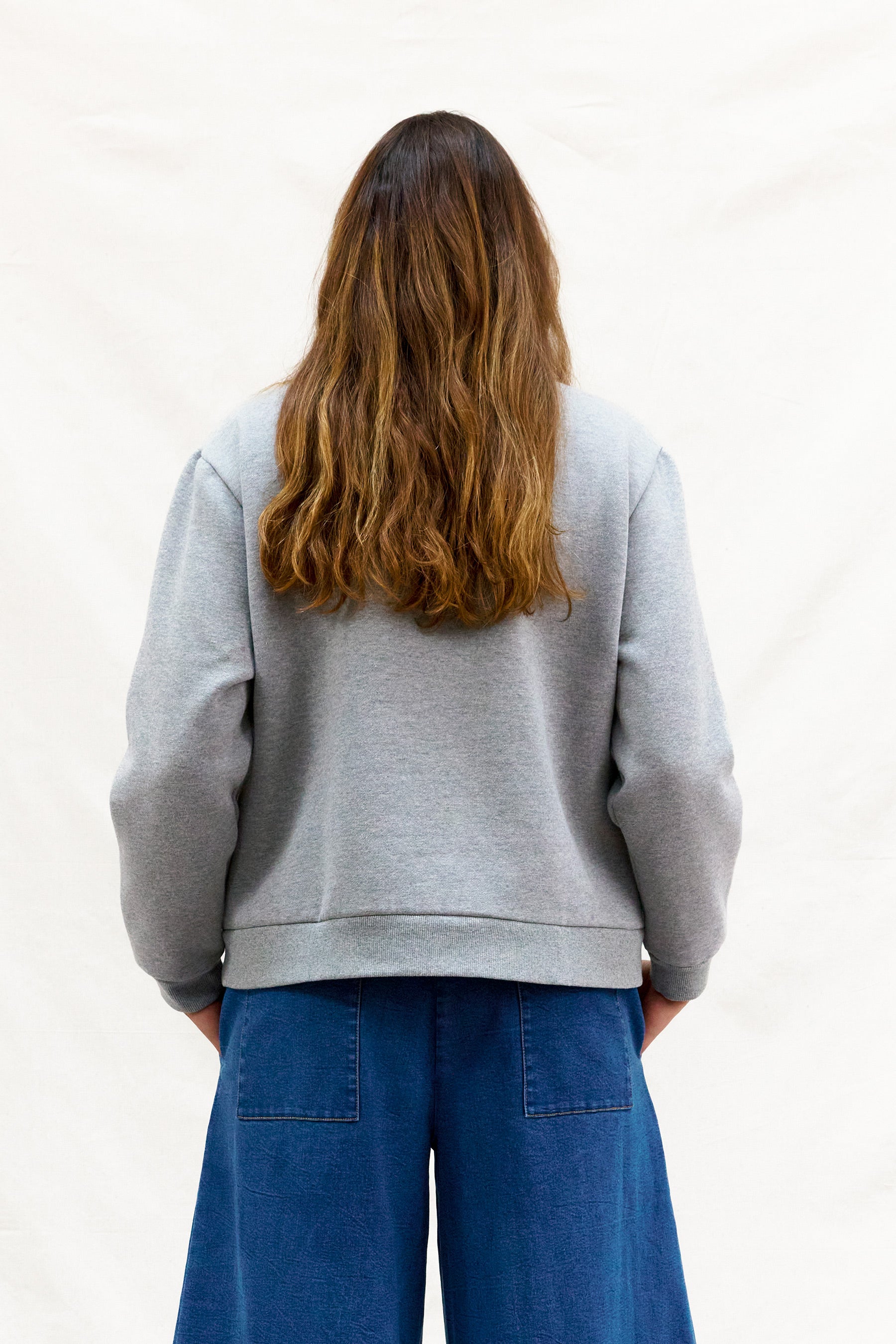 APRES ALL DAY. Crewneck.