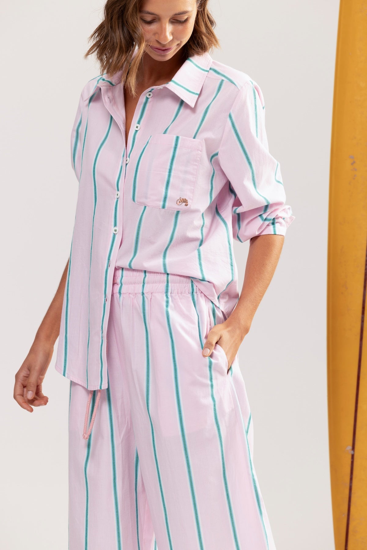 SHE SELLS SEASHELLS.