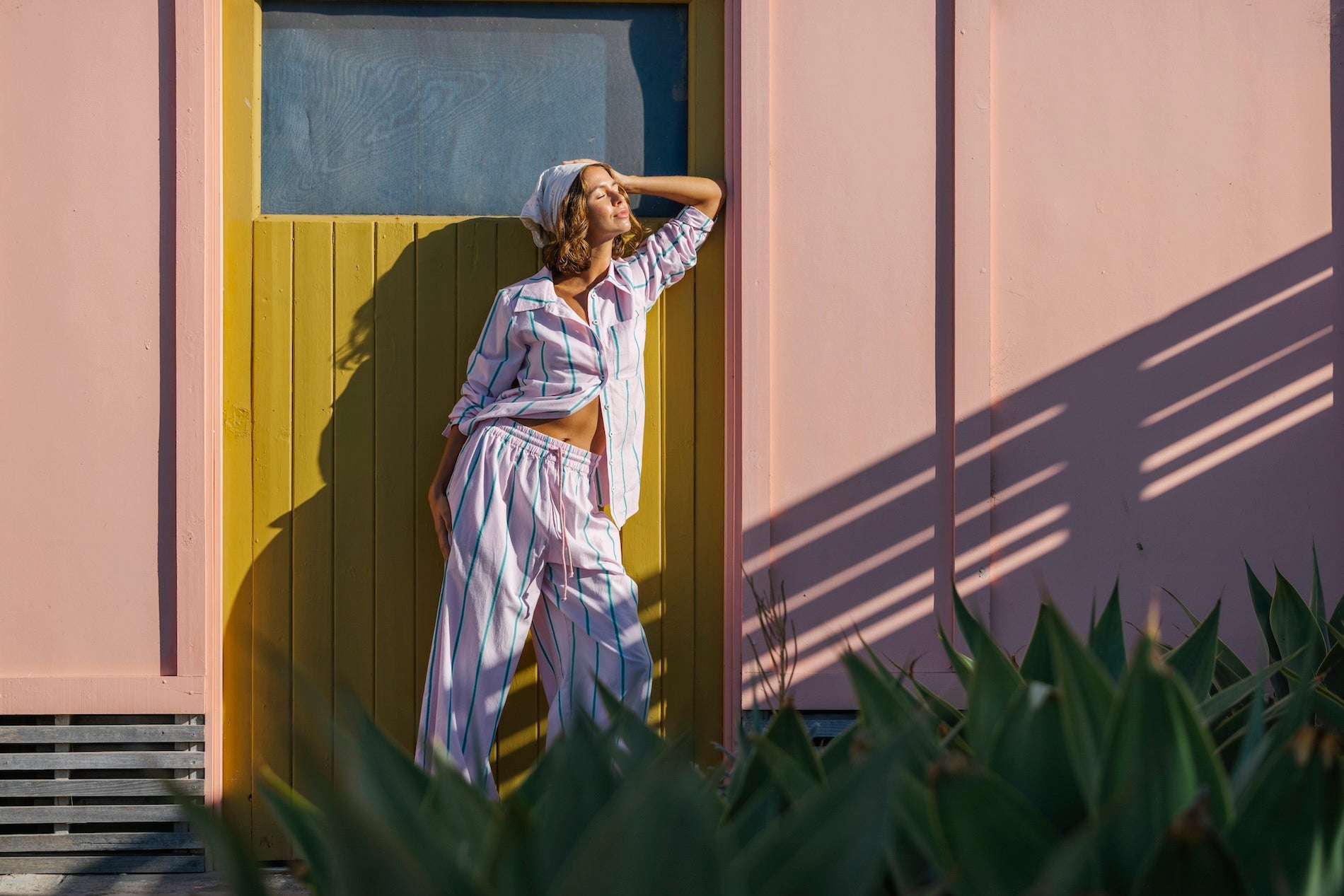 SHE SELLS SEASHELLS.