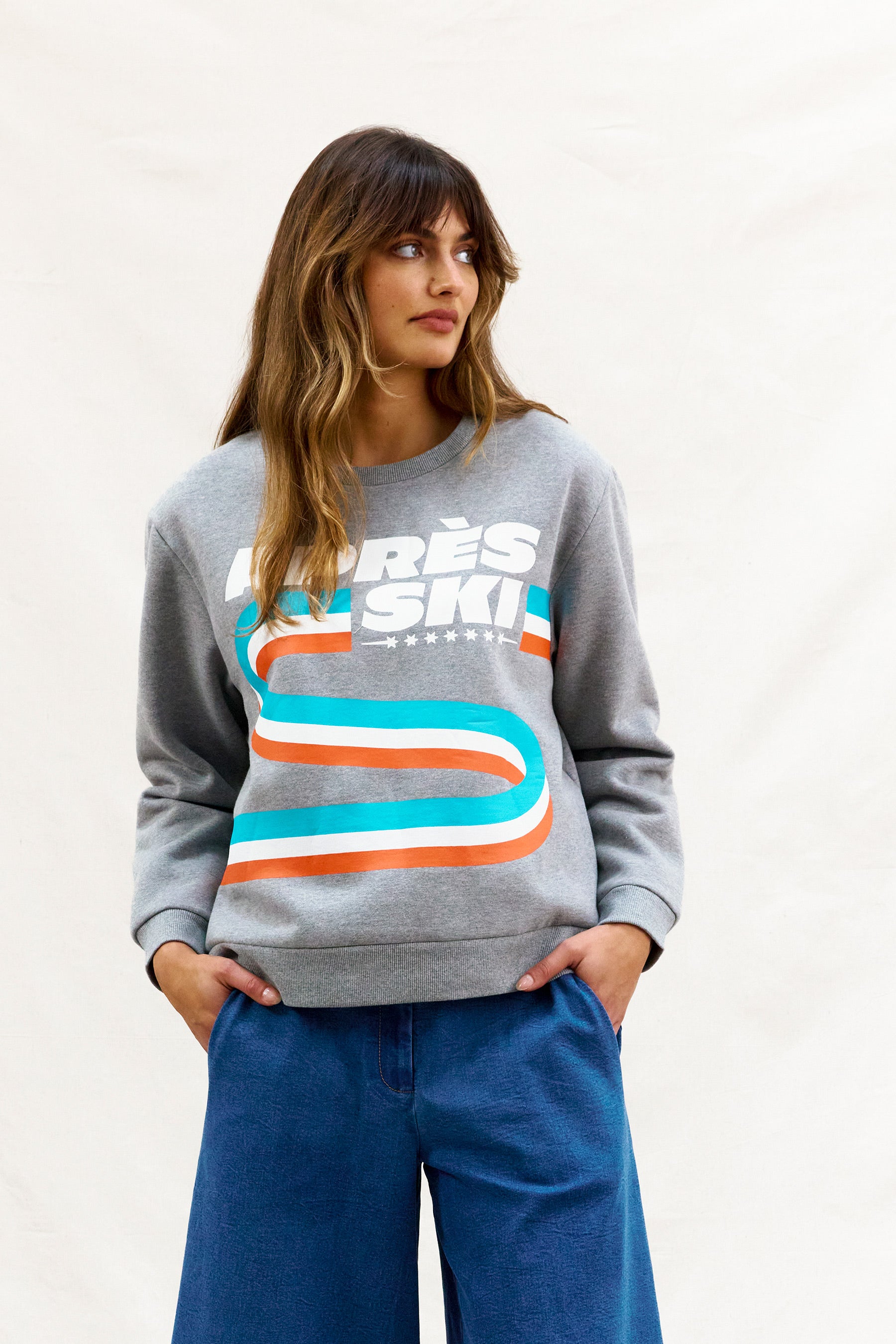 APRES ALL DAY. Crewneck.