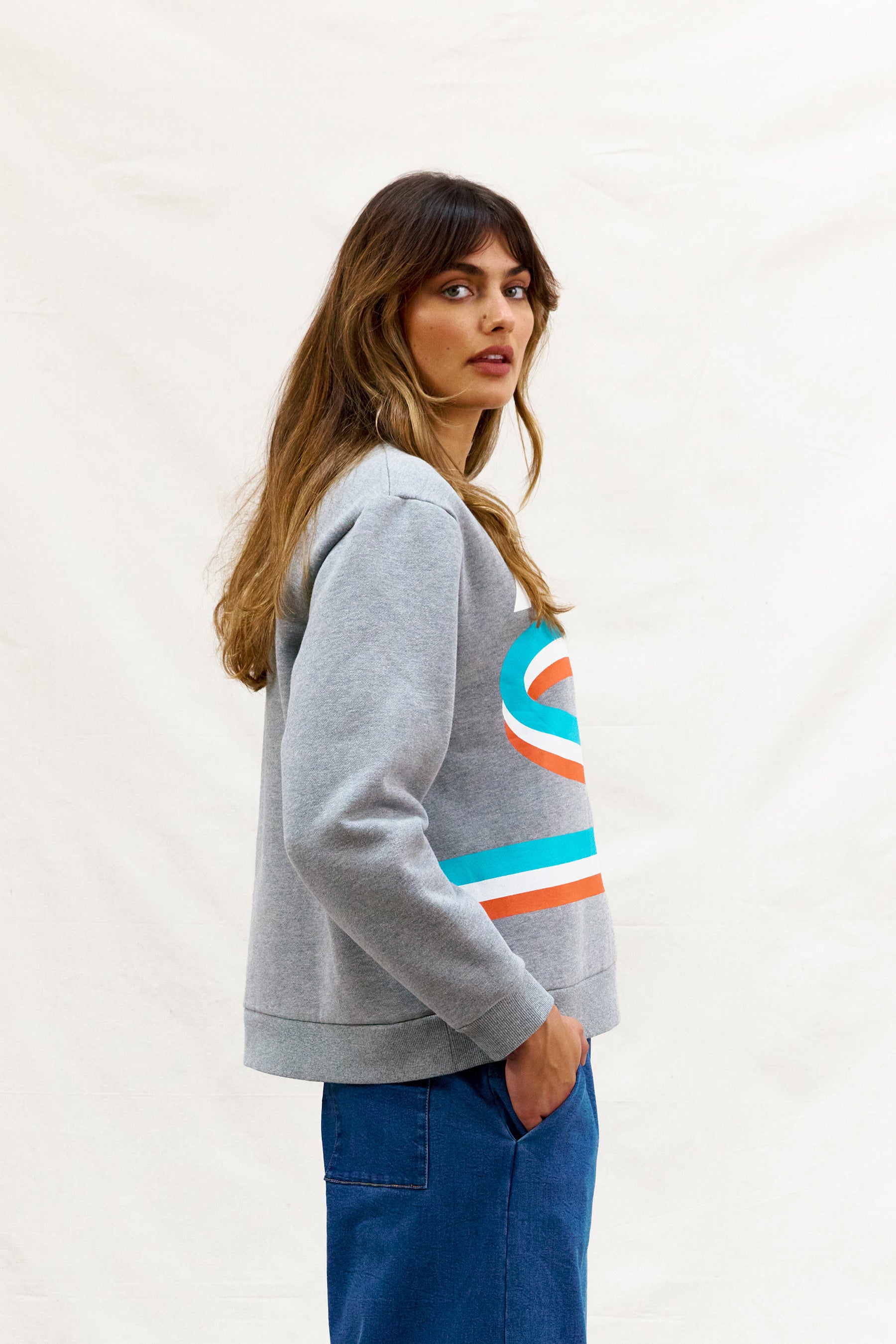 APRES ALL DAY. Crewneck.