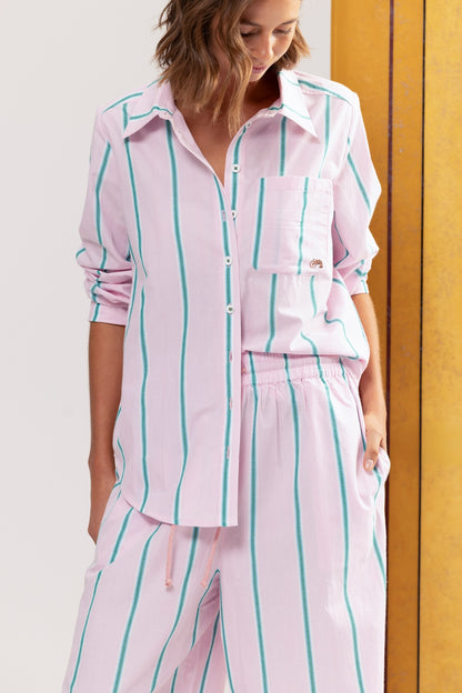 SHE SELLS SEASHELLS.