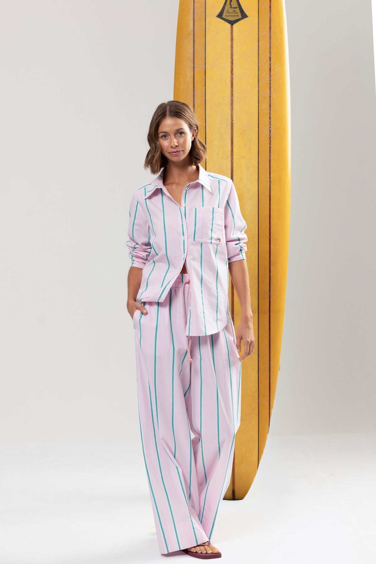 SHE SELLS SEASHELLS.