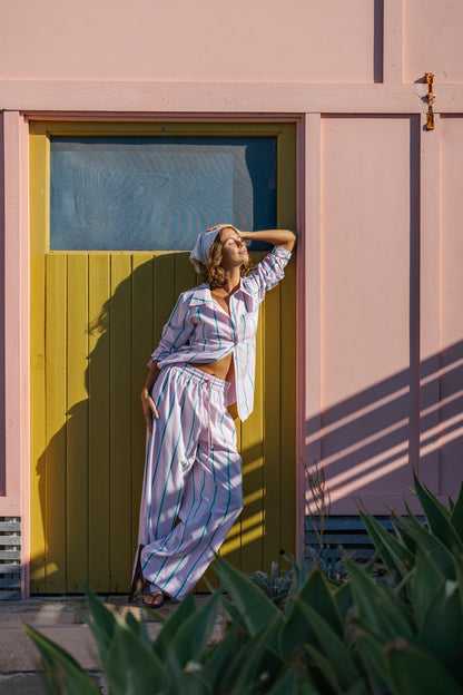 SHE SELLS SEASHELLS.